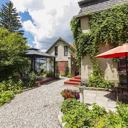 Russell Manor Bed & Breakfast Morrisburg Exterior foto