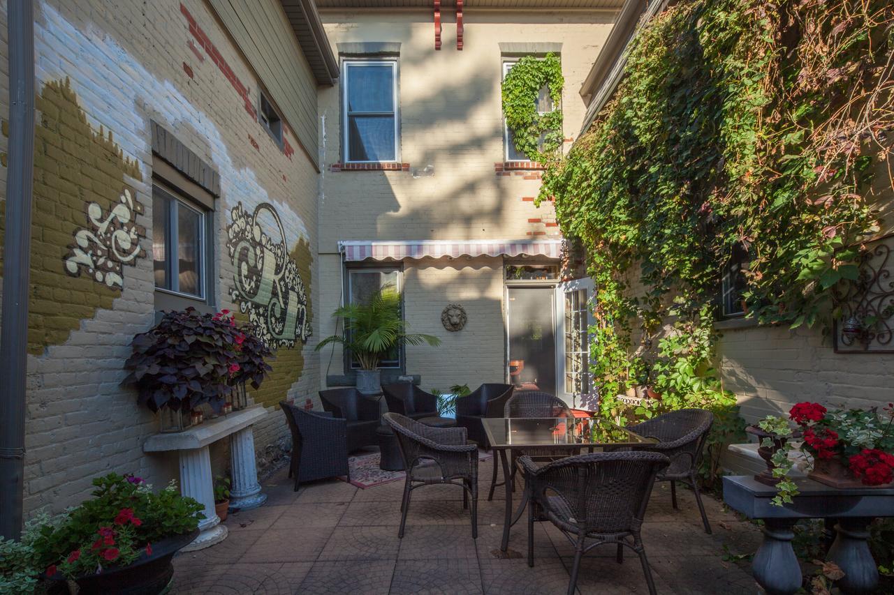 Russell Manor Bed & Breakfast Morrisburg Exterior foto