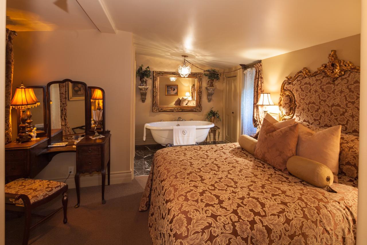 Russell Manor Bed & Breakfast Morrisburg Exterior foto