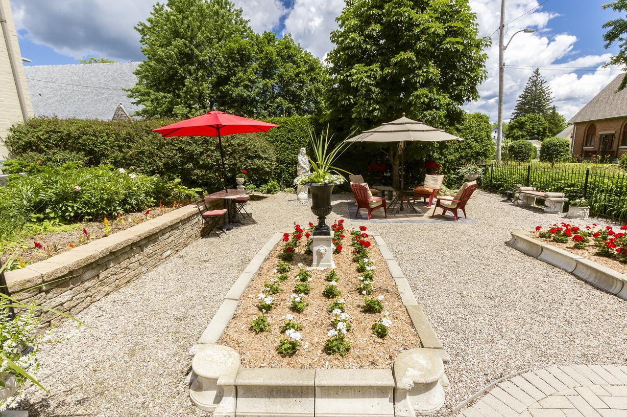 Russell Manor Bed & Breakfast Morrisburg Exterior foto