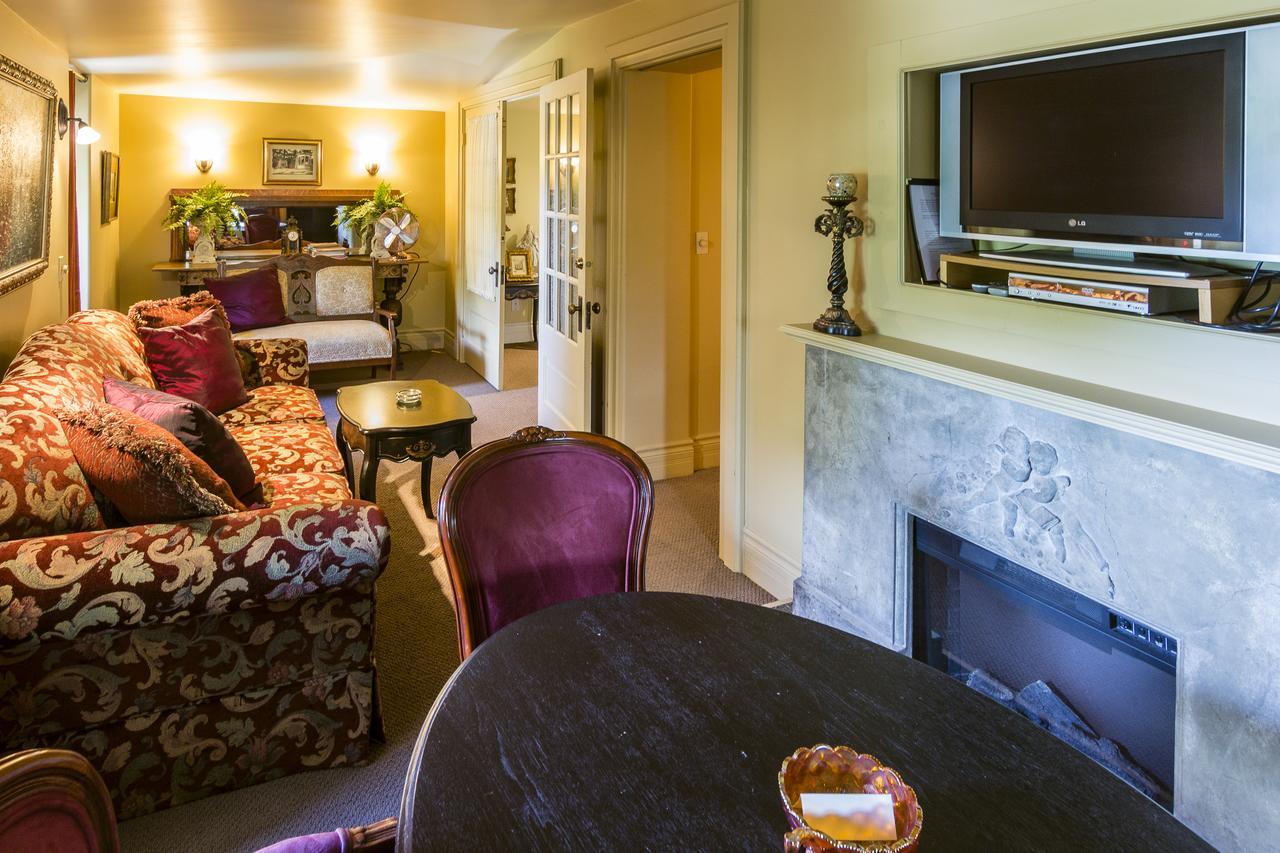 Russell Manor Bed & Breakfast Morrisburg Exterior foto