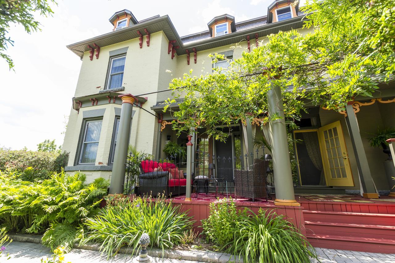 Russell Manor Bed & Breakfast Morrisburg Exterior foto