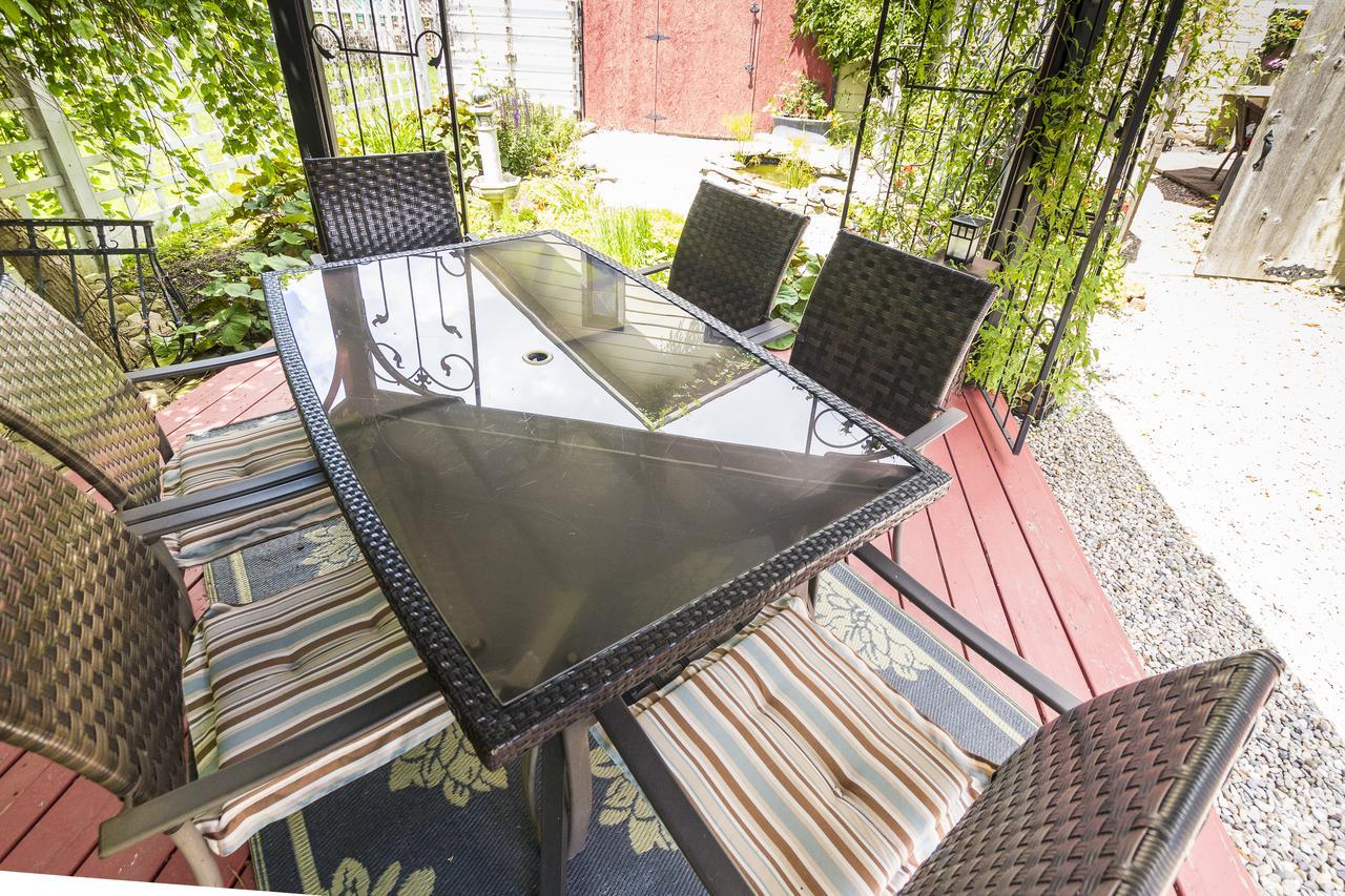 Russell Manor Bed & Breakfast Morrisburg Exterior foto