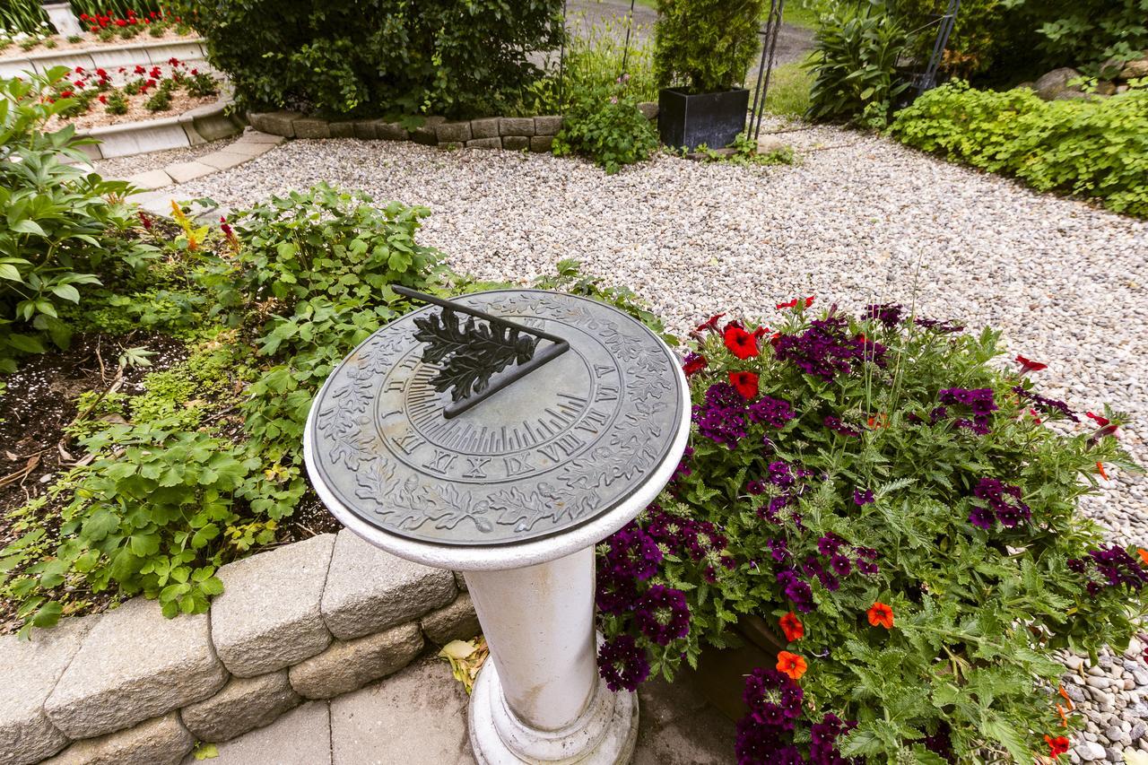 Russell Manor Bed & Breakfast Morrisburg Exterior foto